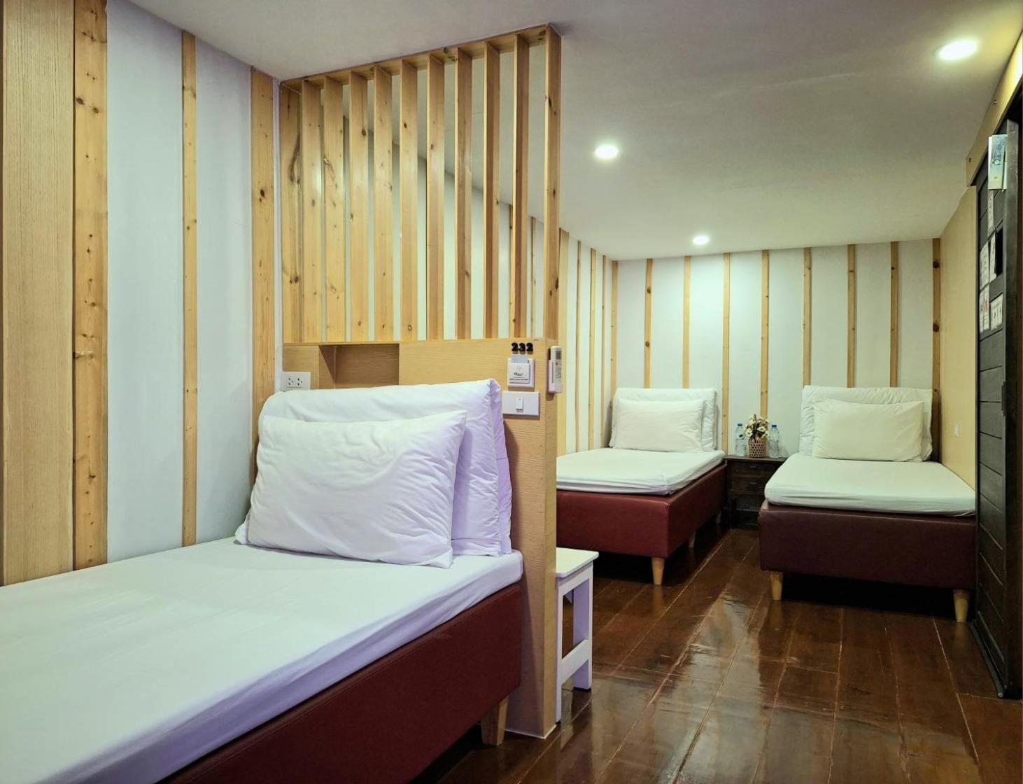 Check-In My Hostel Bangkok Buitenkant foto