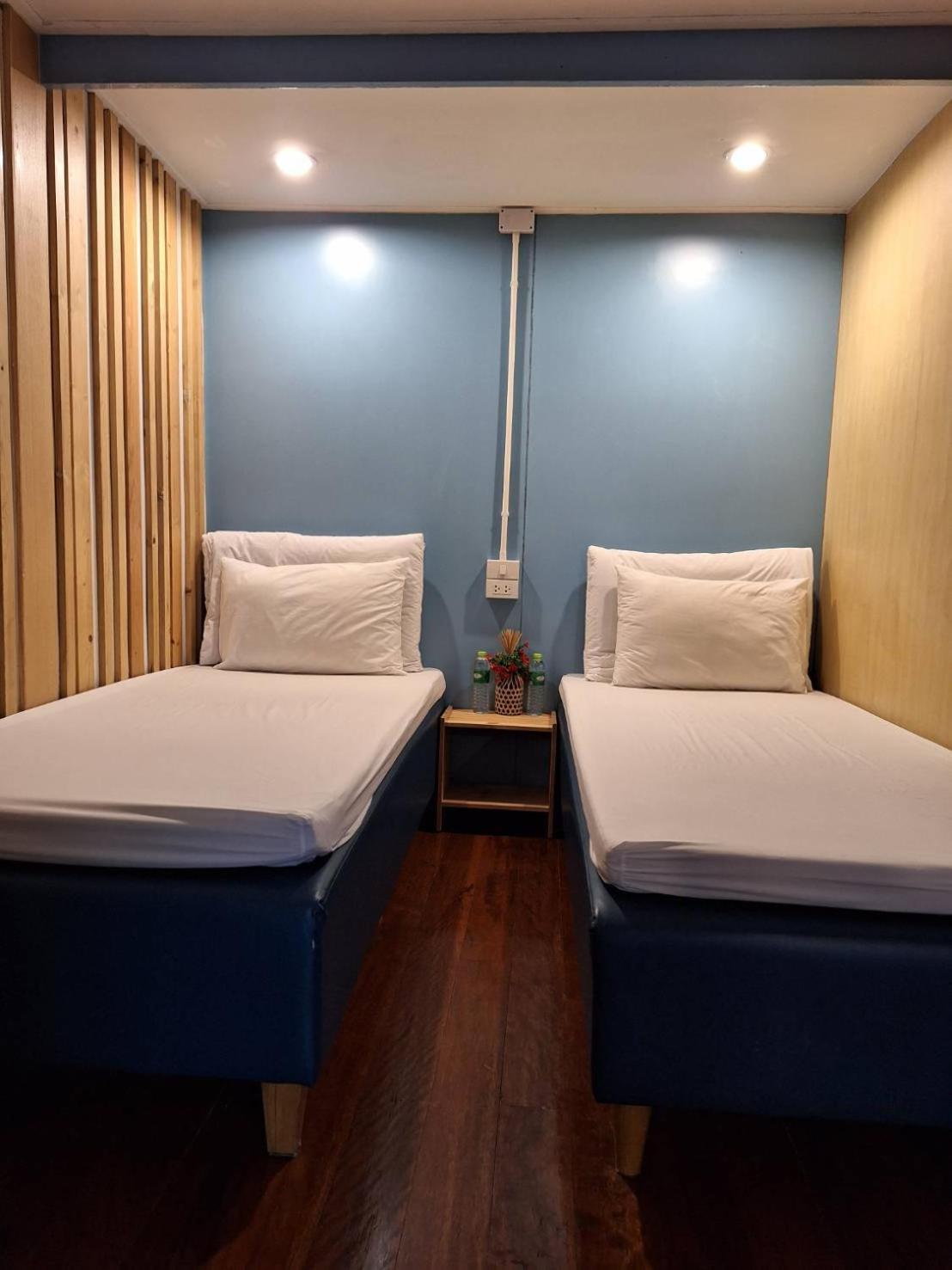 Check-In My Hostel Bangkok Buitenkant foto