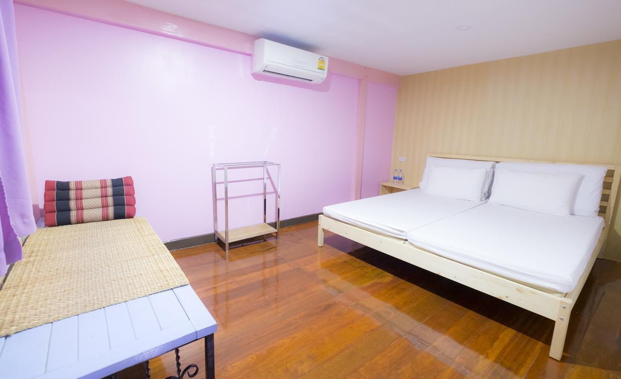 Check-In My Hostel Bangkok Buitenkant foto