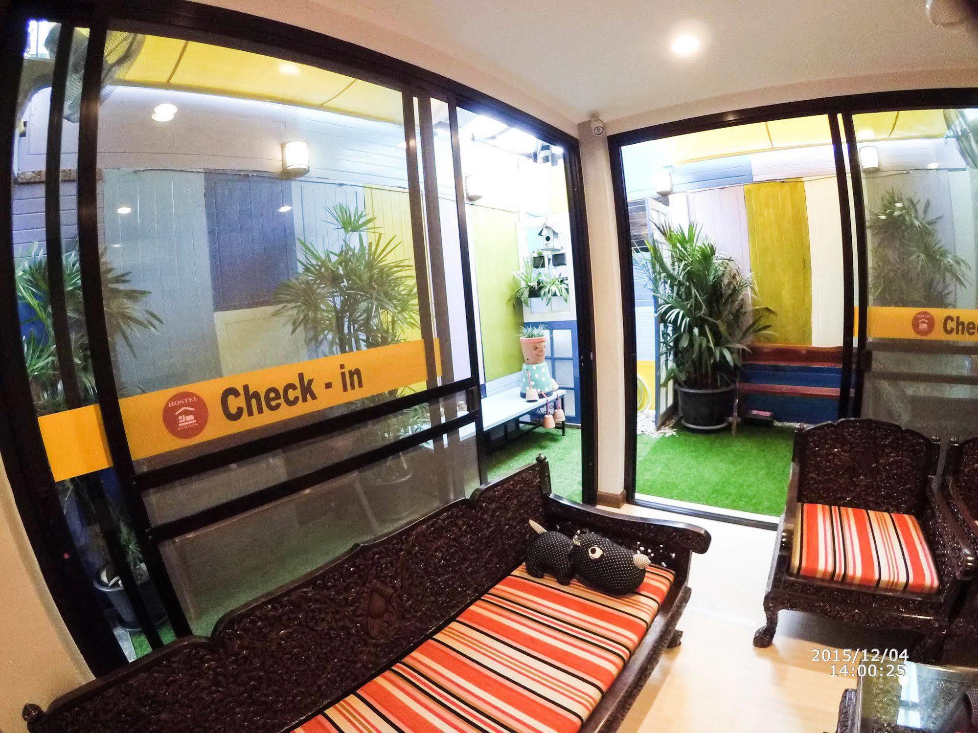 Check-In My Hostel Bangkok Buitenkant foto