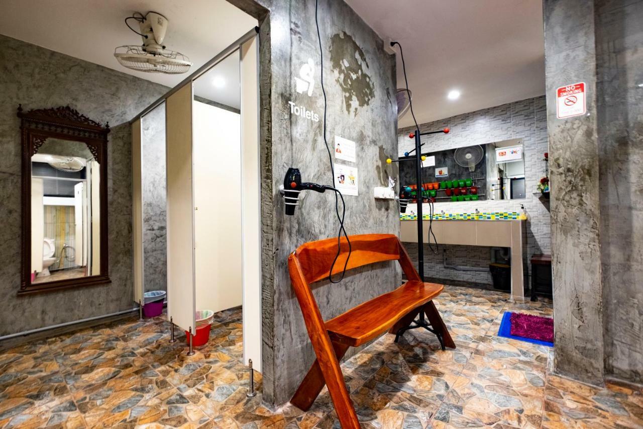 Check-In My Hostel Bangkok Buitenkant foto