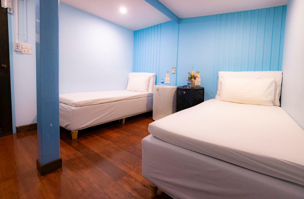 Check-In My Hostel Bangkok Buitenkant foto