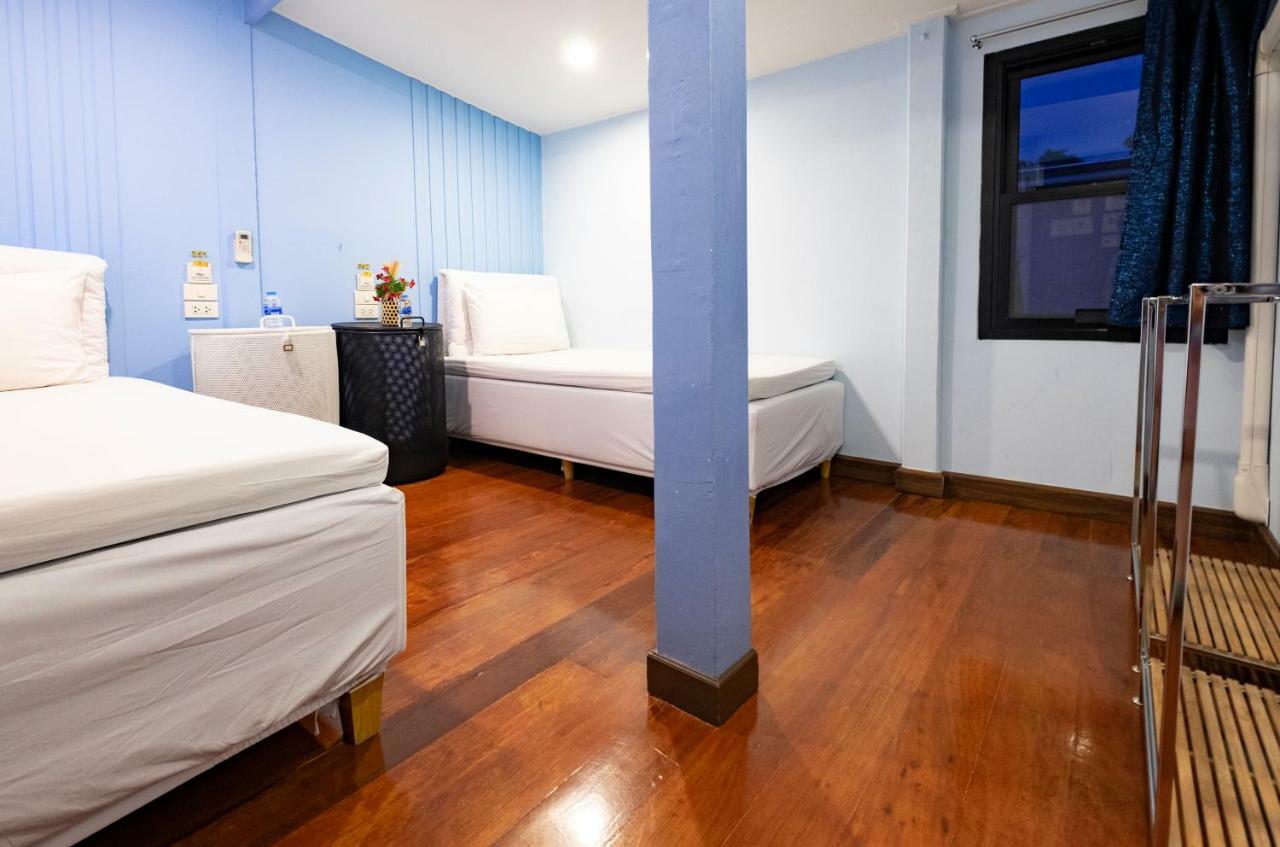 Check-In My Hostel Bangkok Buitenkant foto