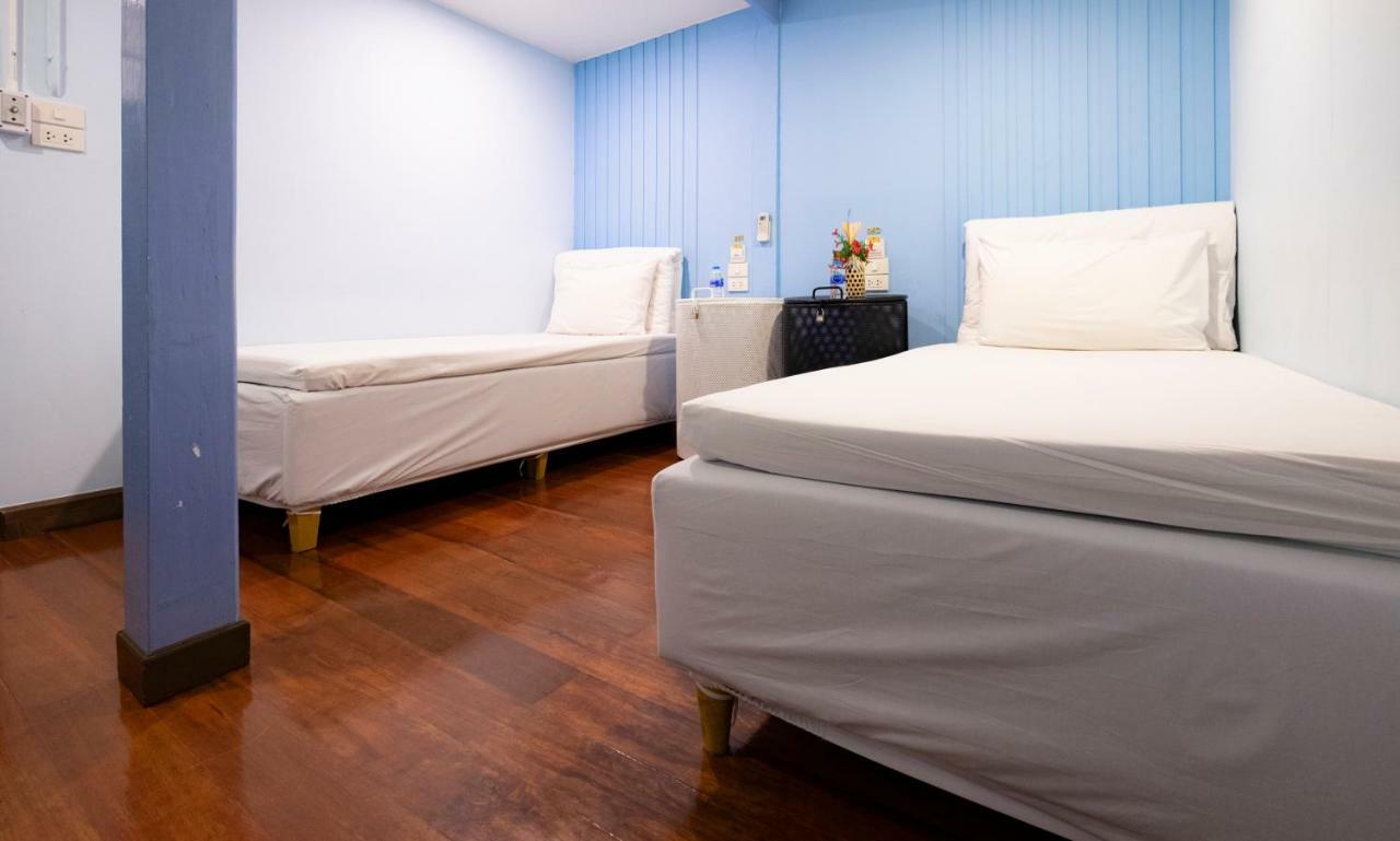 Check-In My Hostel Bangkok Buitenkant foto