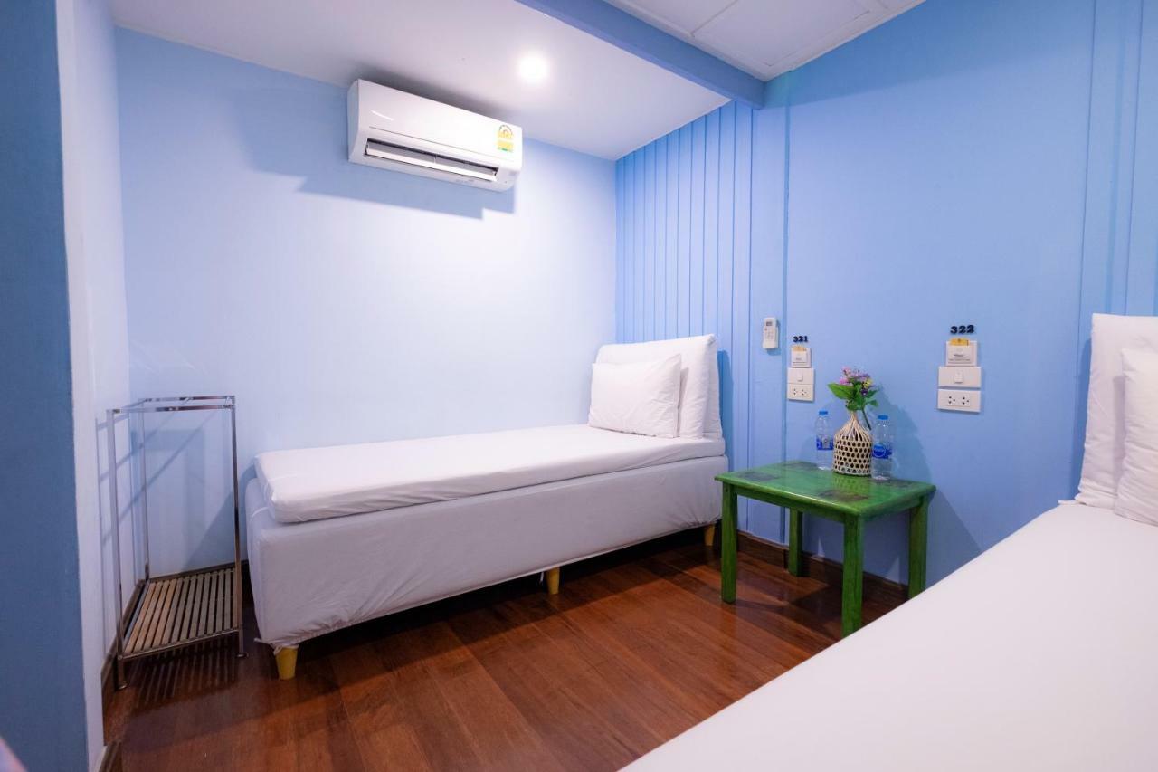 Check-In My Hostel Bangkok Buitenkant foto