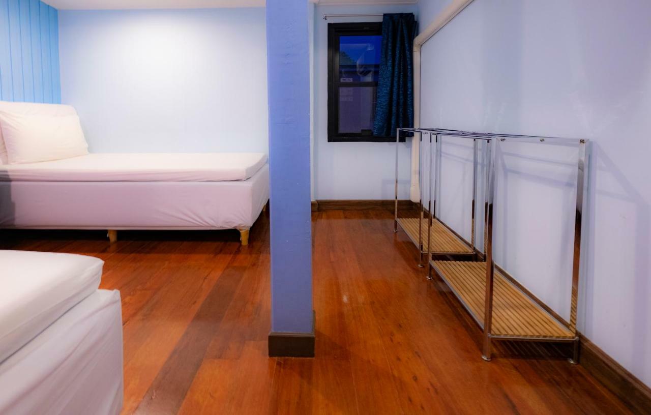 Check-In My Hostel Bangkok Buitenkant foto