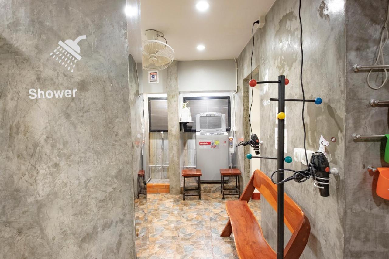 Check-In My Hostel Bangkok Buitenkant foto